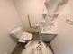 バリアフリーのトイレと洗面所