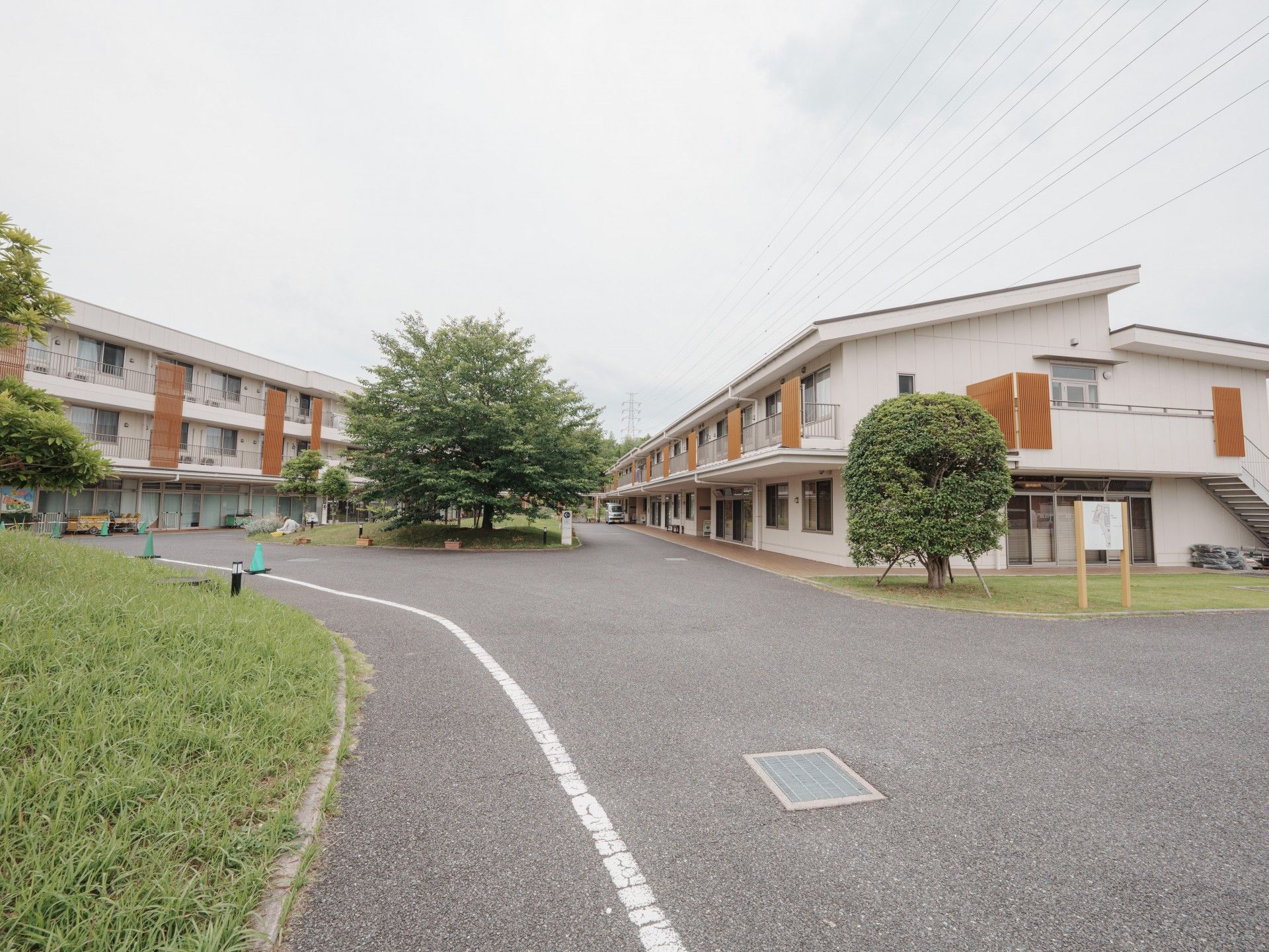 広々とした綺麗な建物外観