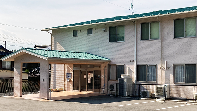 暖かみのある施設エントランス