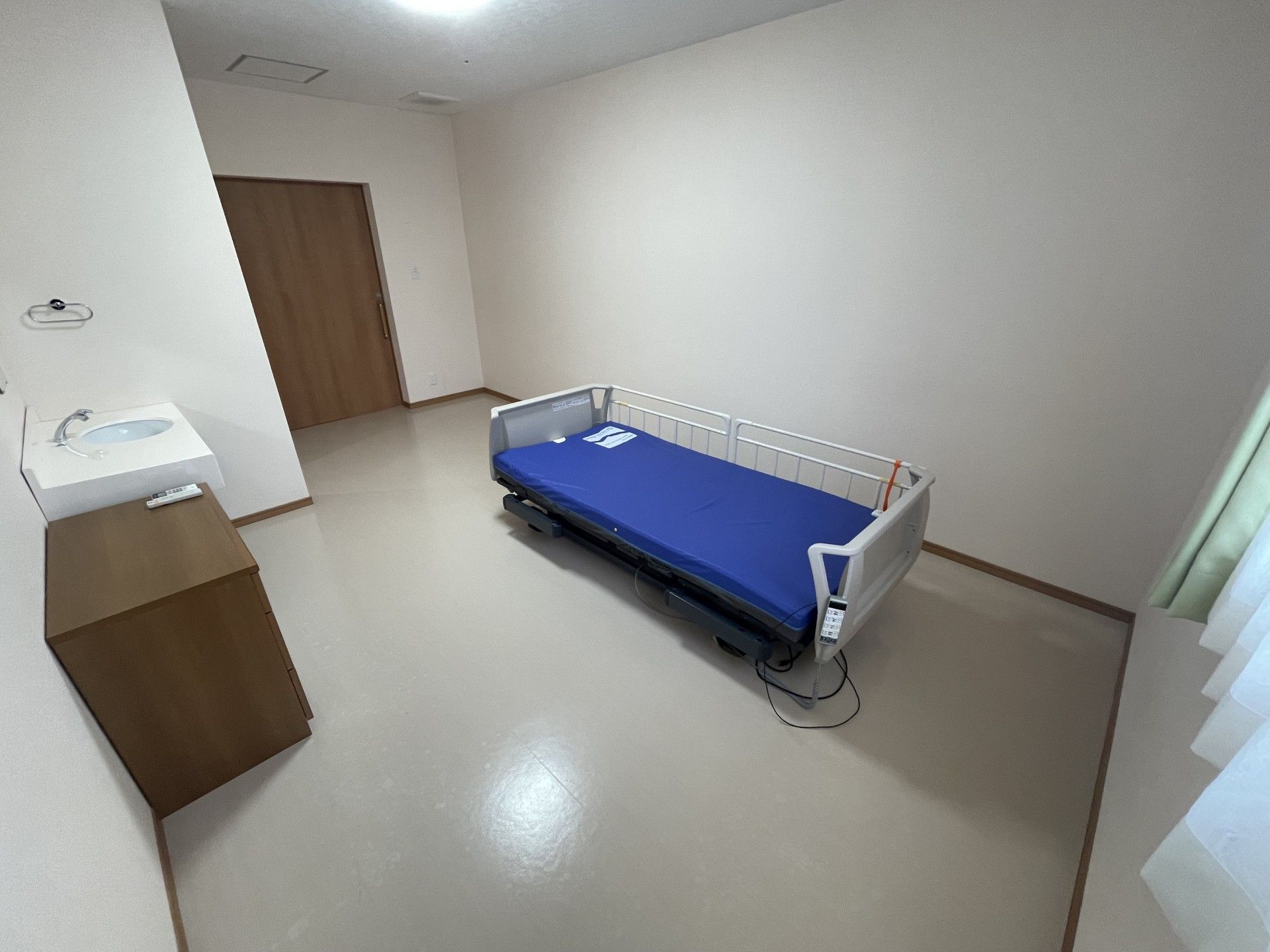 清潔な個室のベッド