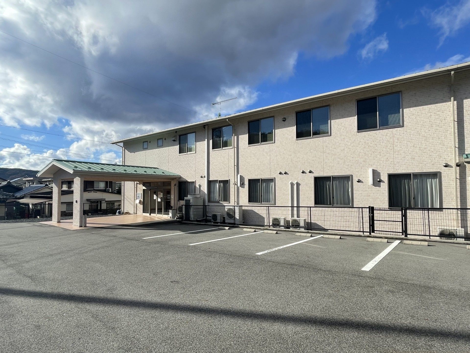 明るい外観の建物入口