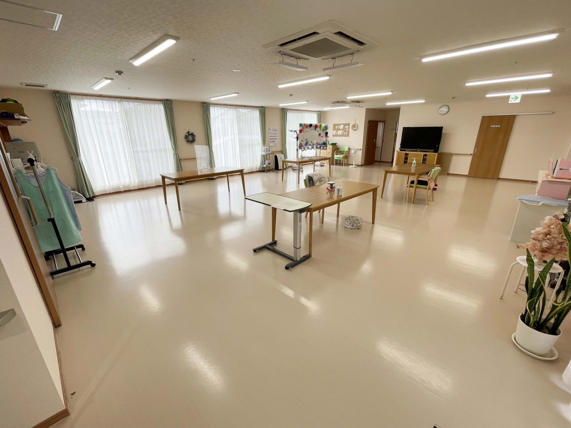 ベッドで過ごす高齢男性とお見舞いの家族