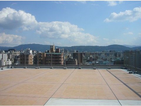 広い屋上には、イベント開催時に入居者様一同が集まることができる。車椅子をご利用の方のために、段差が無くしている。