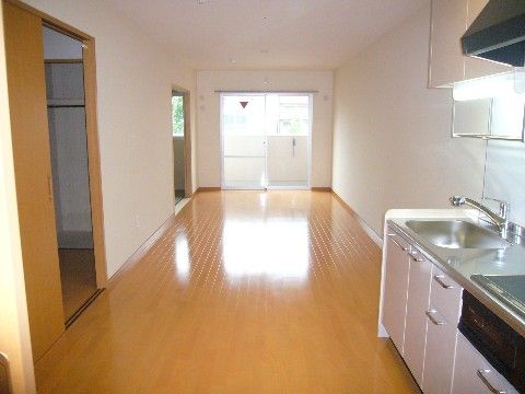 ２LDKの間取りで、部屋のドアは引き戸である。キッチンの上下には棚が付いており、物を多く収納することができる。
