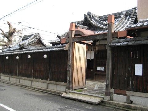 近くにある神社は、昔ながらの木造の塀に囲まれている。塀には、等間隔に丸型の電球が並んでいる。瓦や門から歴史を感じることができる。