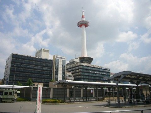 駅の前にはバスターミナルがある。バス停には屋根が付いており、雨の日でも濡れずに待っていることができる。白いタワーが見えている。