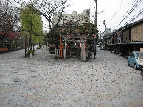 道の角に神社が建てられており、コンクリートの鳥居がある。鳥居に入ってすぐの場所に社があり、賽銭箱が置かれている。