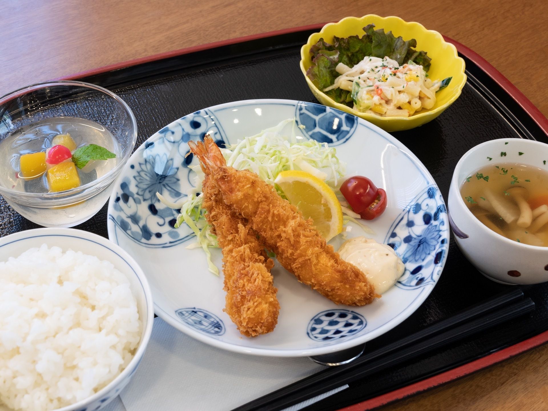 お米に汁物、エビフライにマカロニサラダ、デザートなどがついた品数が多く、彩り豊かで美味しい食事となっている。
