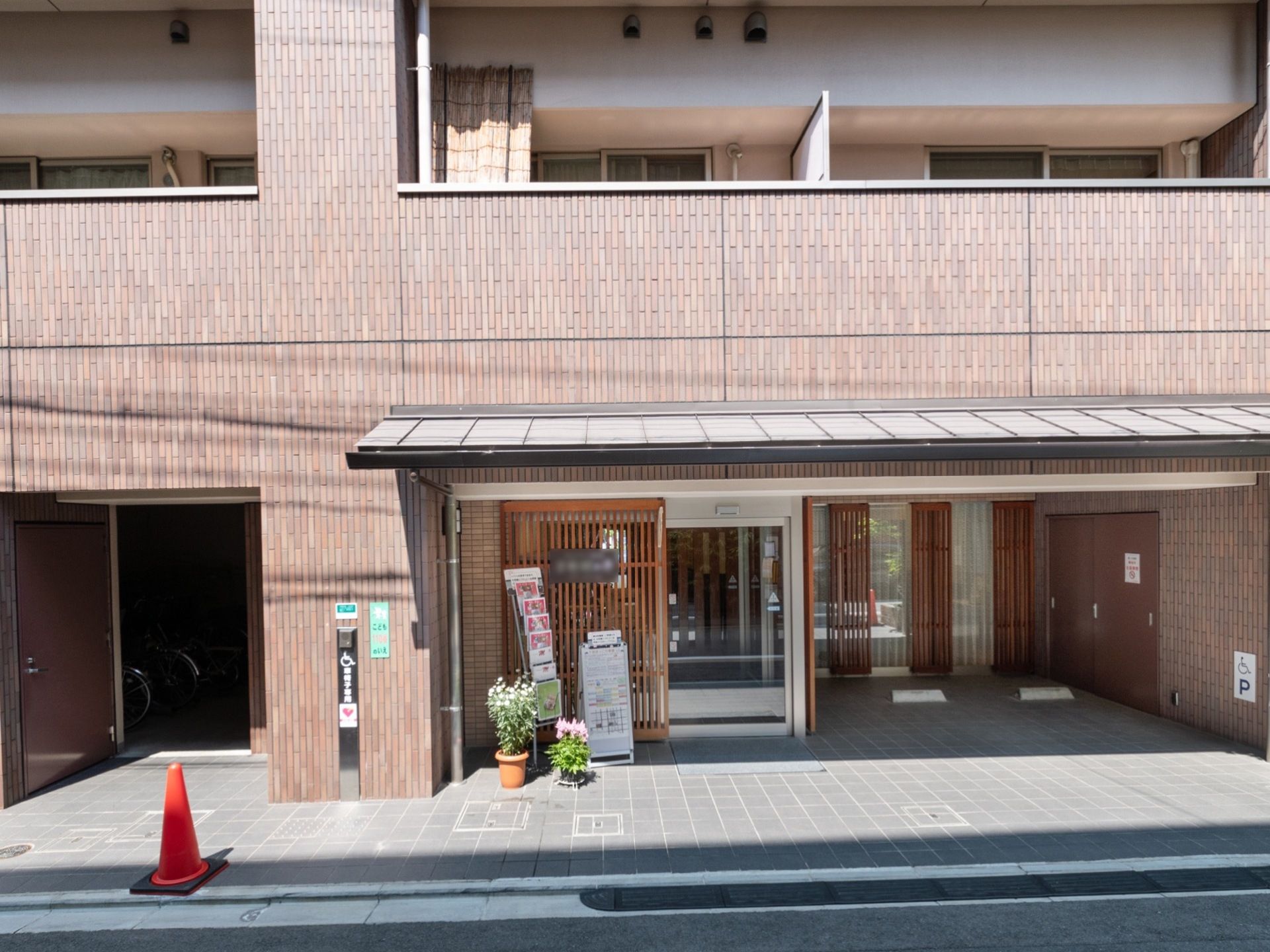 マンションタイプの建物になっており、玄関は自動ドアになっている。段差がないため、車椅子でも楽に出入りができる。