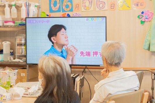 体操をする入居者様