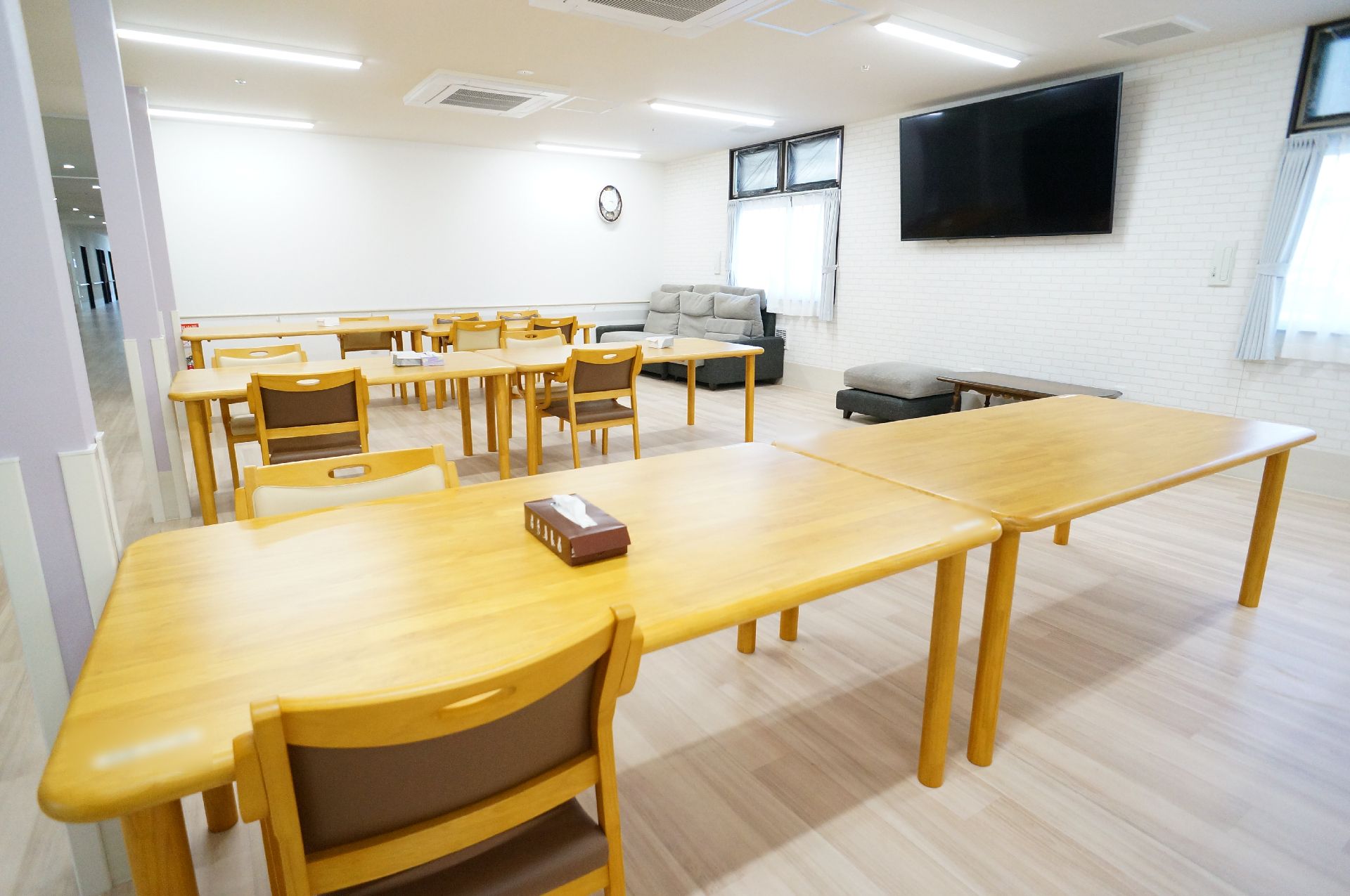 大きなテーブルでお食事をお楽しみいただける食堂