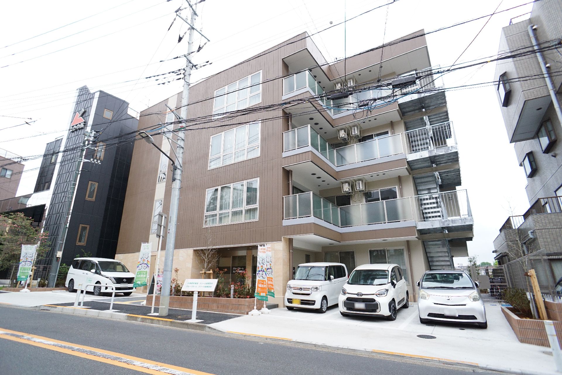 居室が個室の４階建ての施設