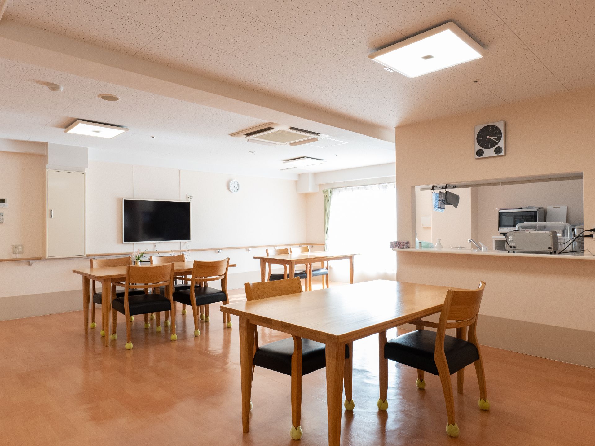 カウンターキッチンが設置された共用スペース