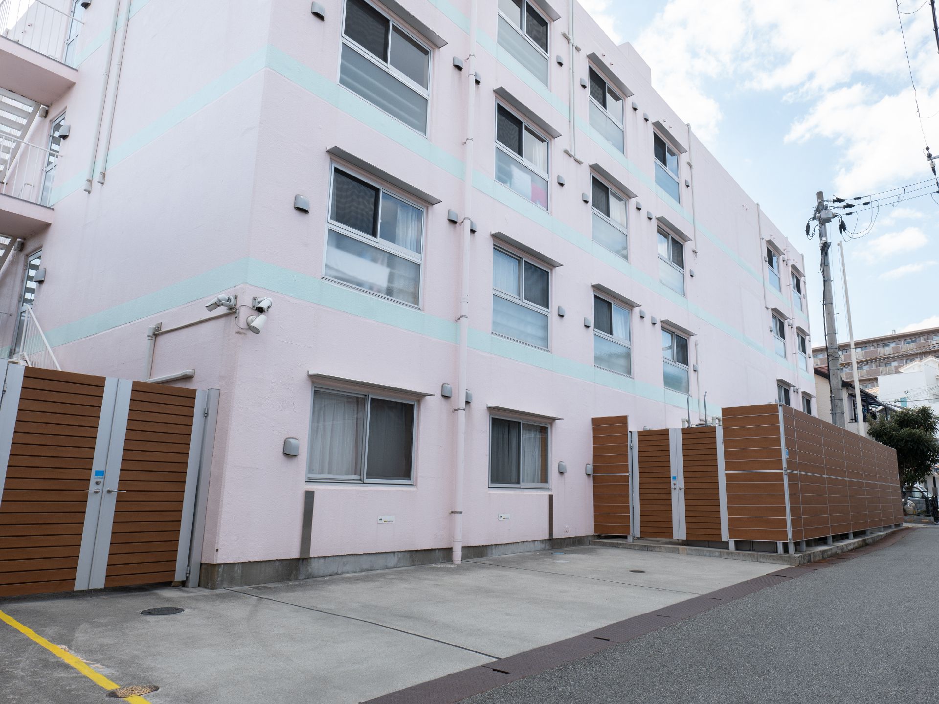 3階建てのサービス付き高齢者向け住宅の外観
