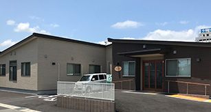 明るい外観の建物