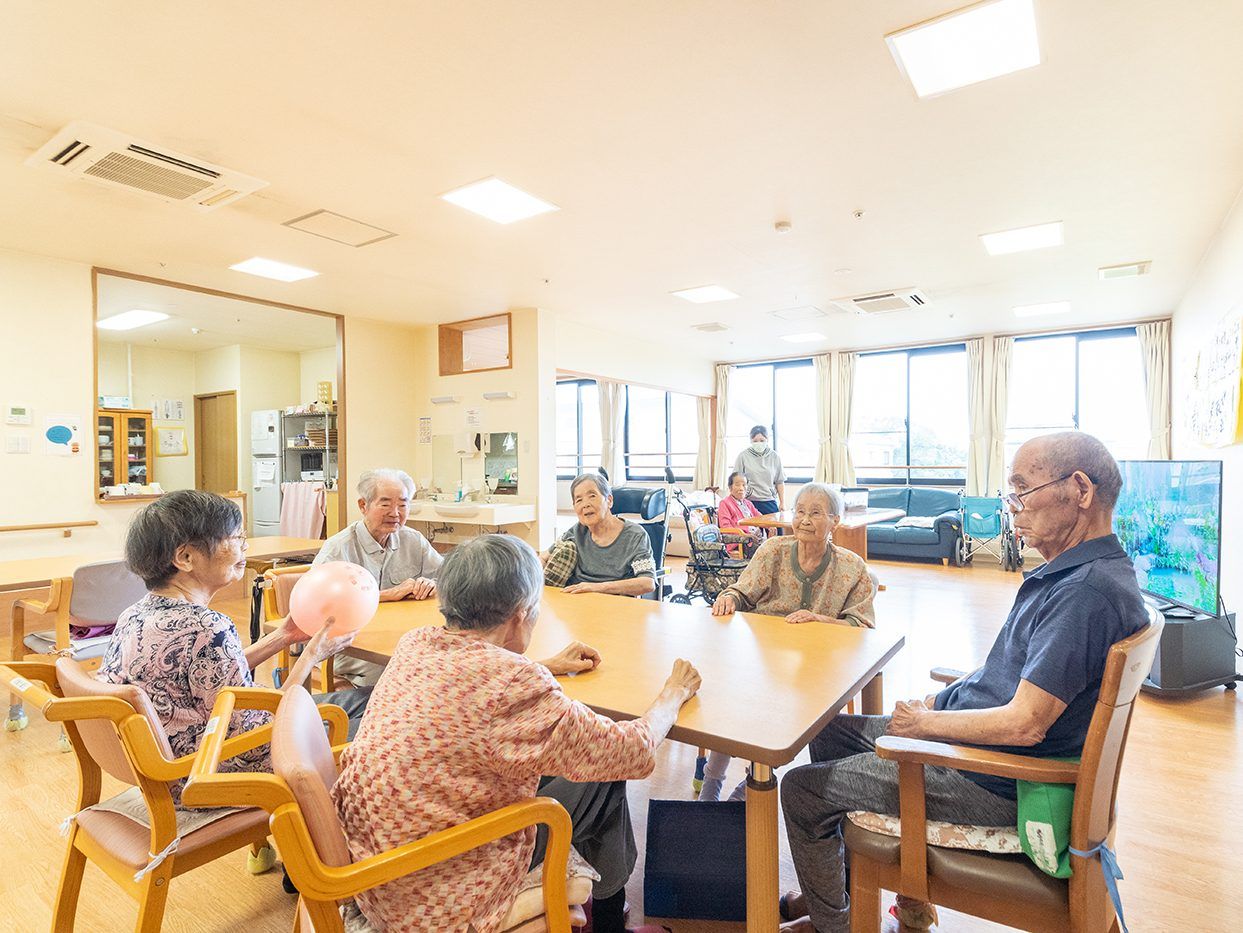 和やかな談笑の場面