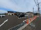 広々とした駐車場のある施設外観