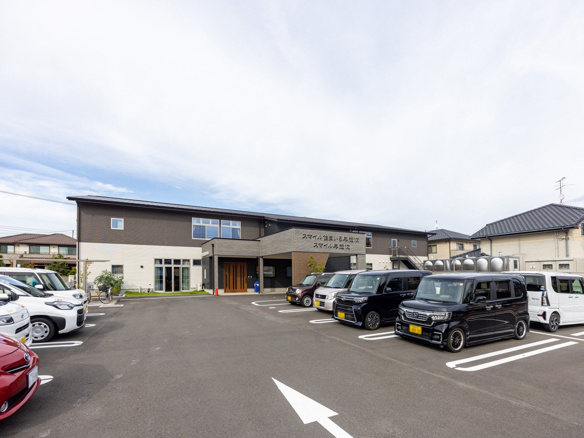 広々とした駐車場の施設入口