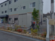 静かな住宅街の通り風景