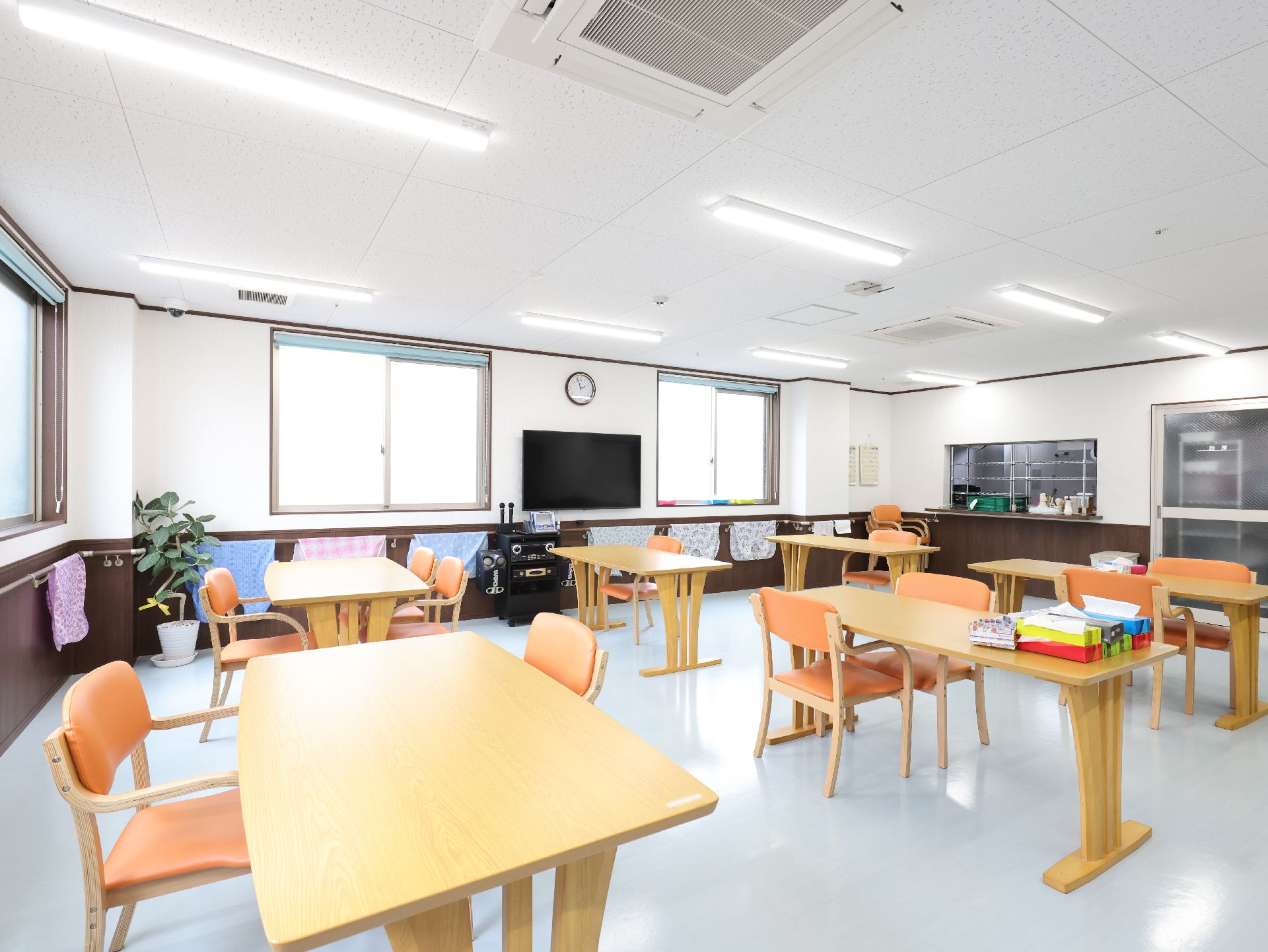スペースが広く、入居者が集まって会話を楽しめる共有スペース