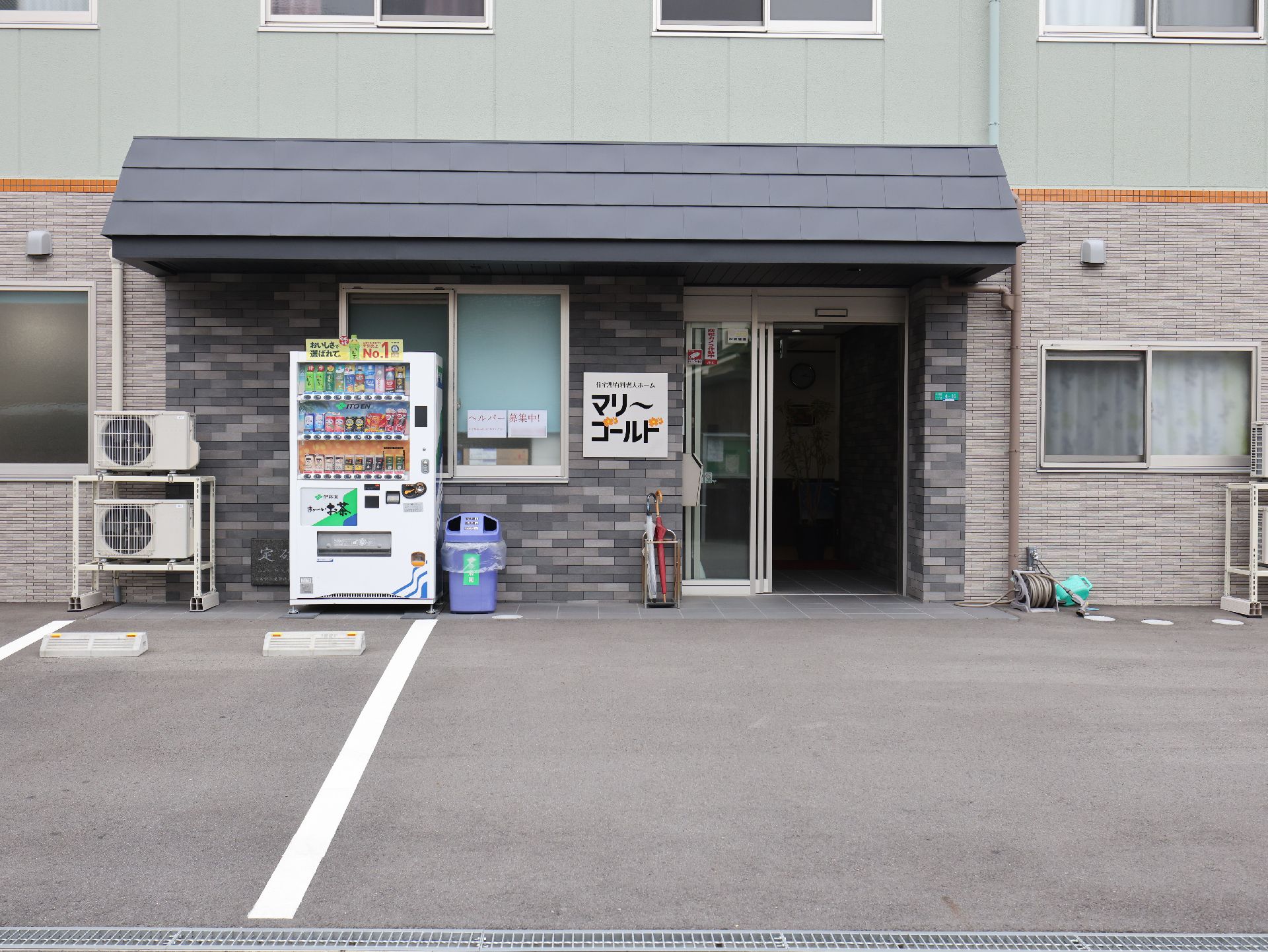 近隣に駐車場が設置されている介護施設の外観