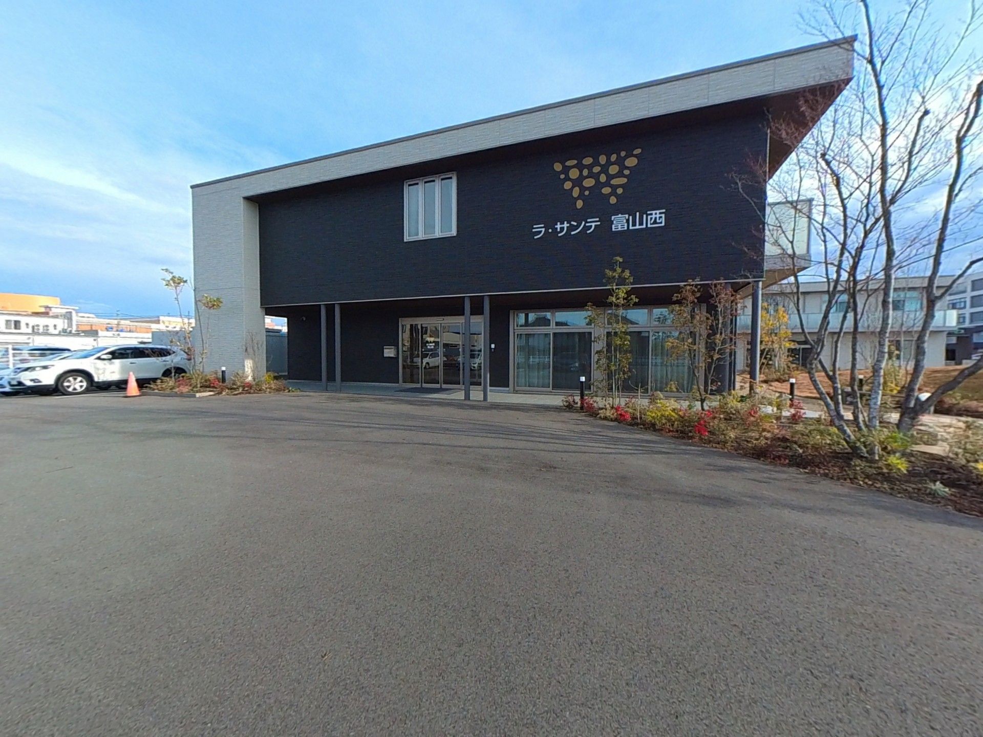 広い駐車場の建物外観