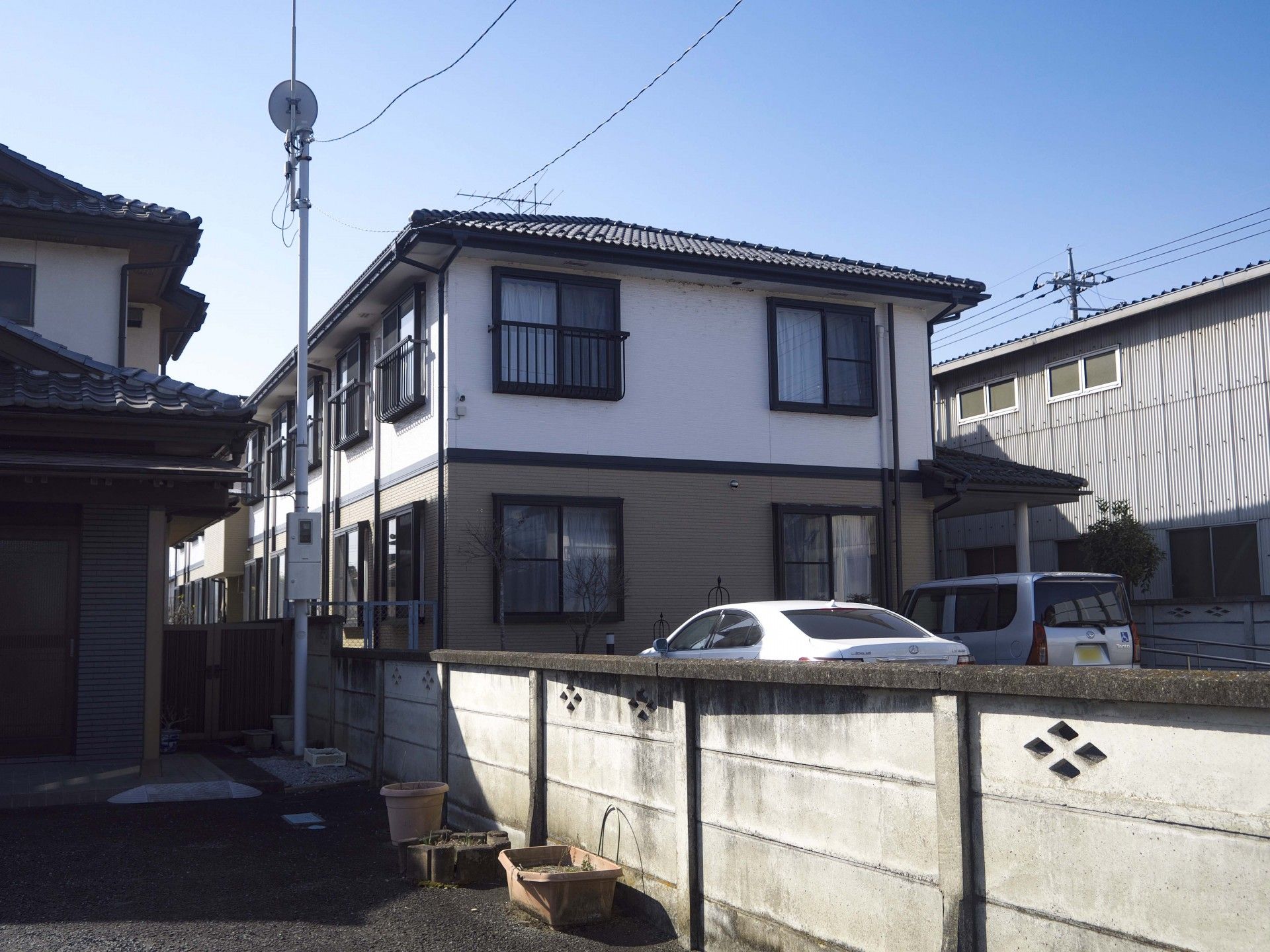 落ち着いた外観の建物