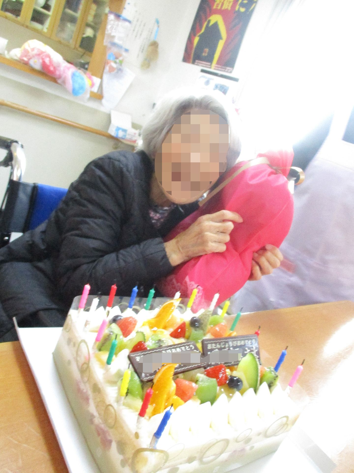 プレゼントを手に持って喜ぶ高齢者