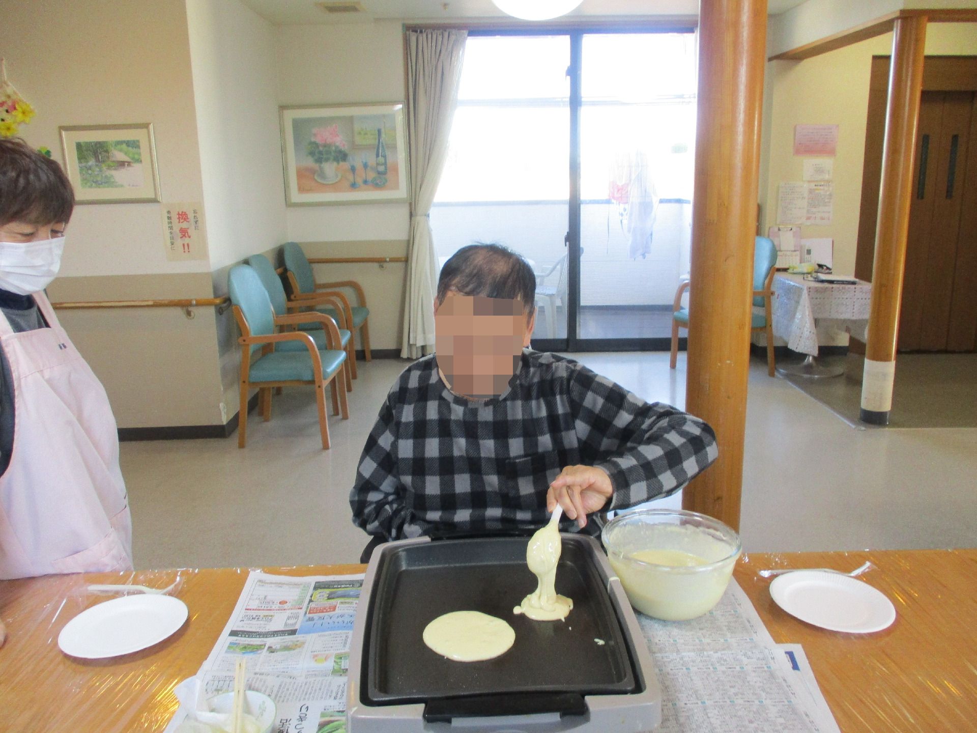 ホットケーキを焼く高齢者