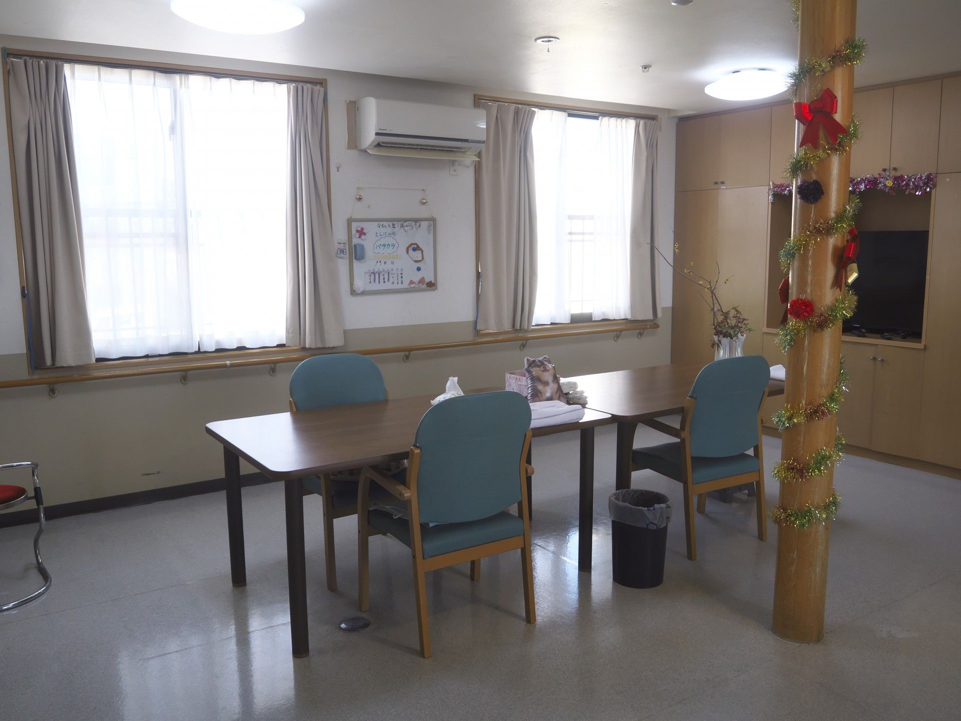 飾り付けられた柱の部屋