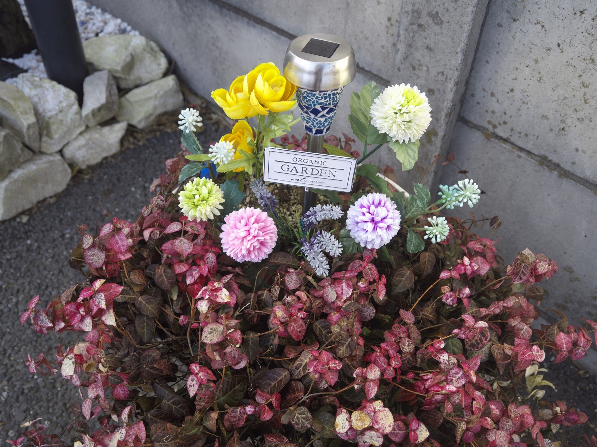 色とりどりの花が咲く庭