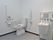 広い共有のトイレには両サイドに手すりがあり、オストメイト対応の造り。呼び出しボタンも付いている。