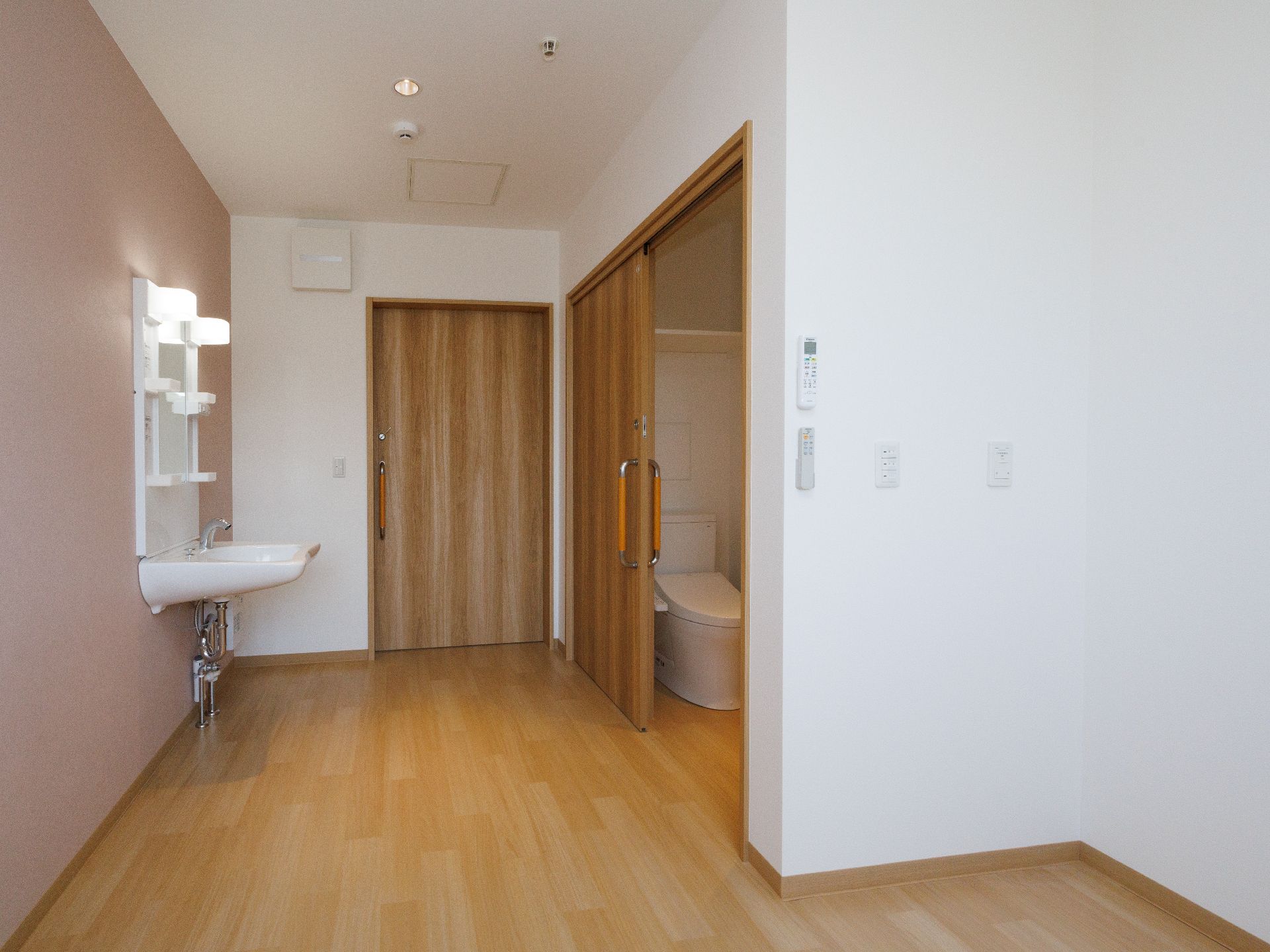洗面台とトイレが設置された居室