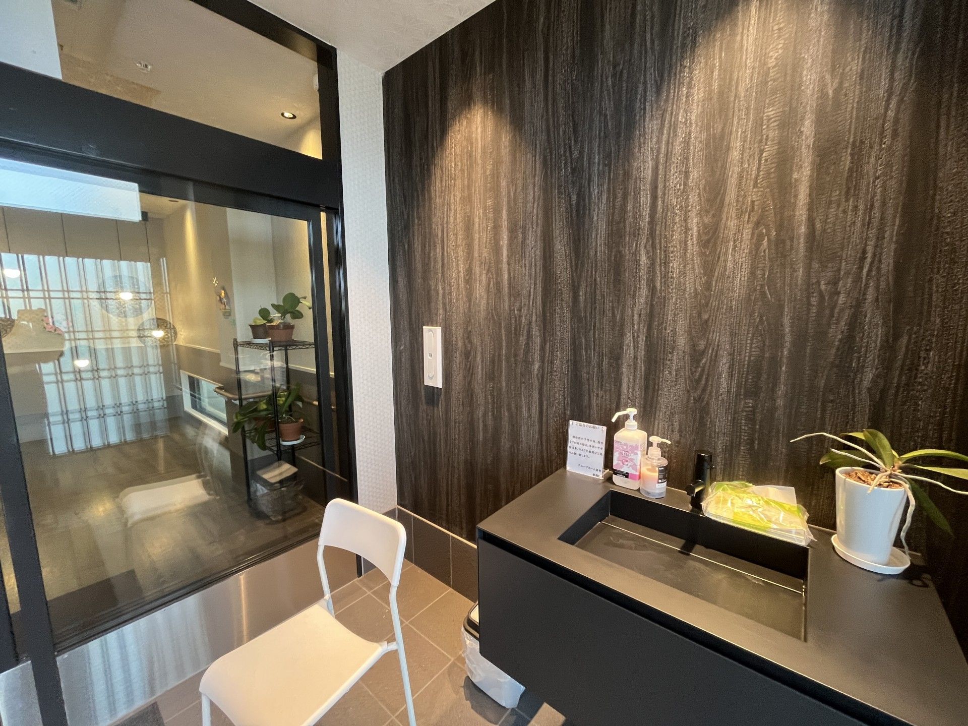 手洗いスペースと椅子