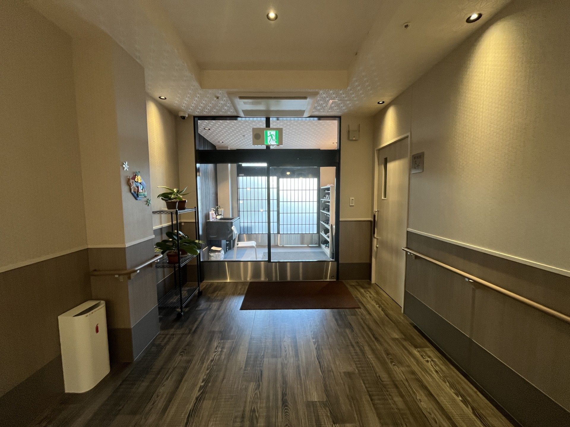 明るい廊下の出入口
