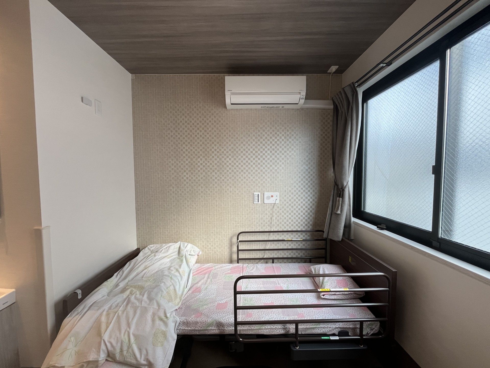 窓際のベッドと壁