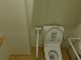 介護施設の廊下とトイレの様子
