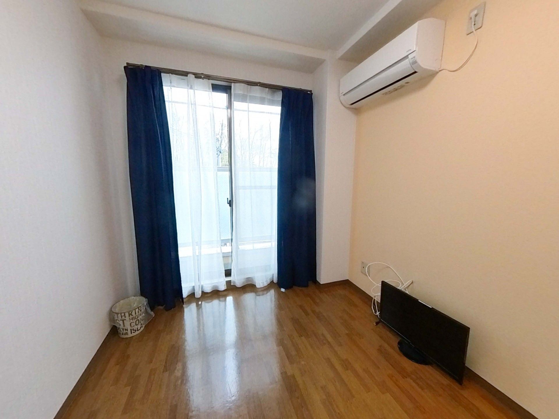 窓際の明るい部屋