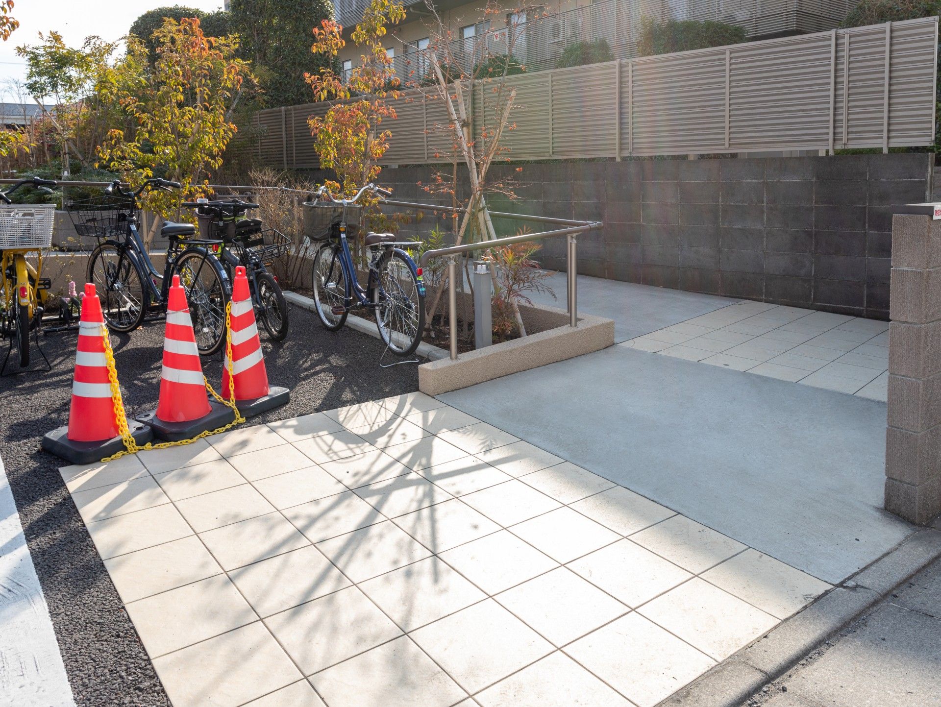 自転車置き場と通路