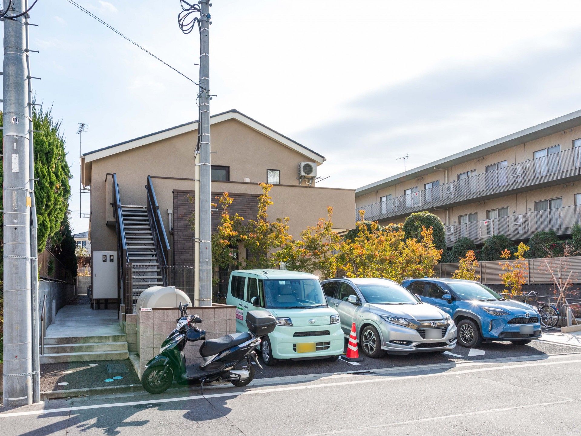 駐車場と建物の外観