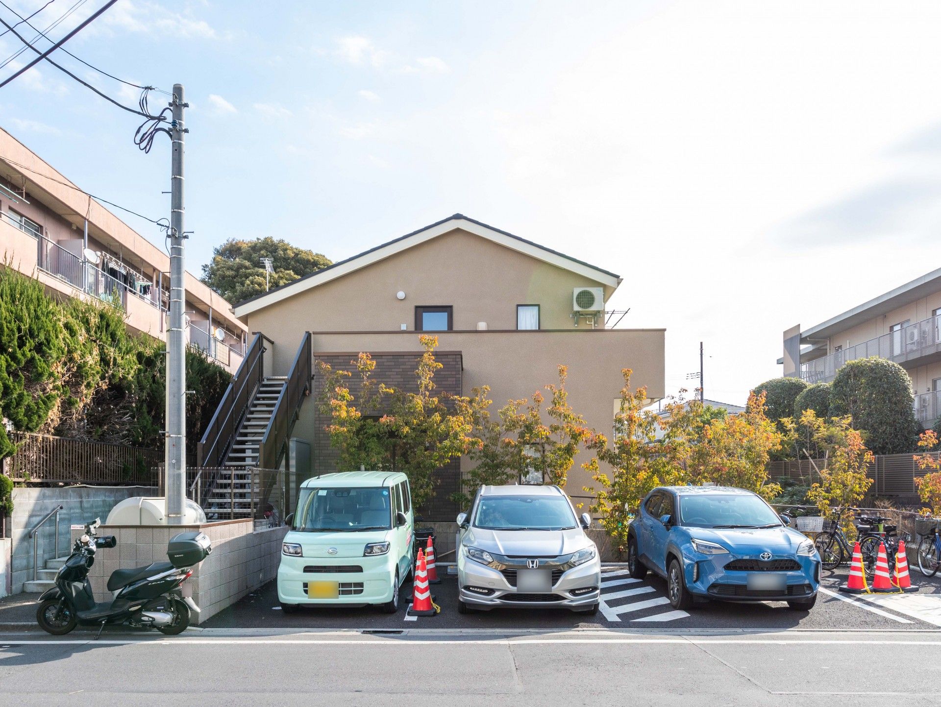 駐車場と建物の外観