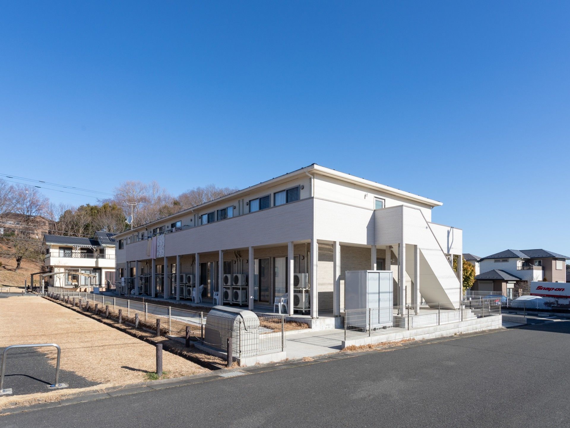 青空の下の建物外観