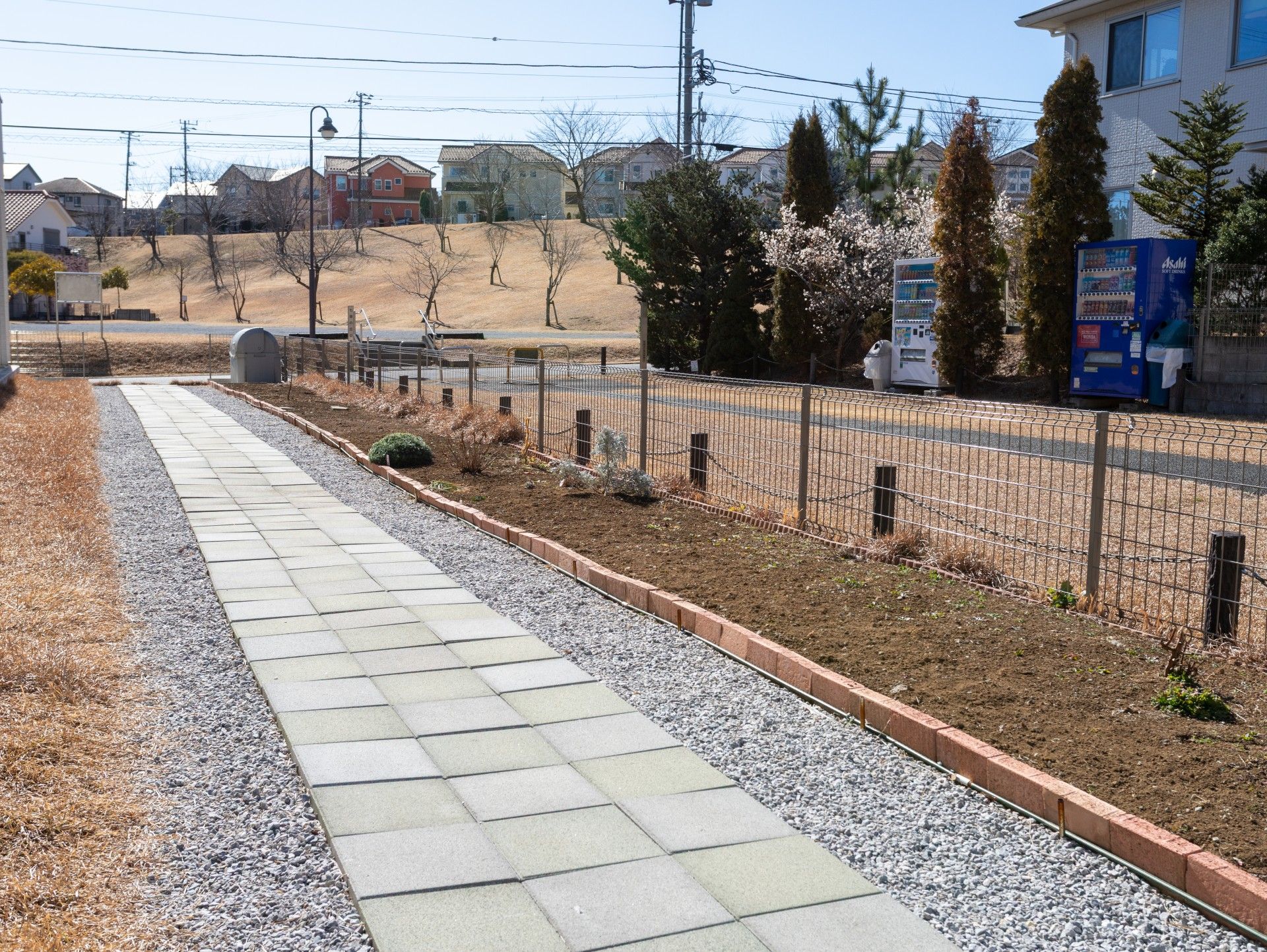 散歩道と自動販売機