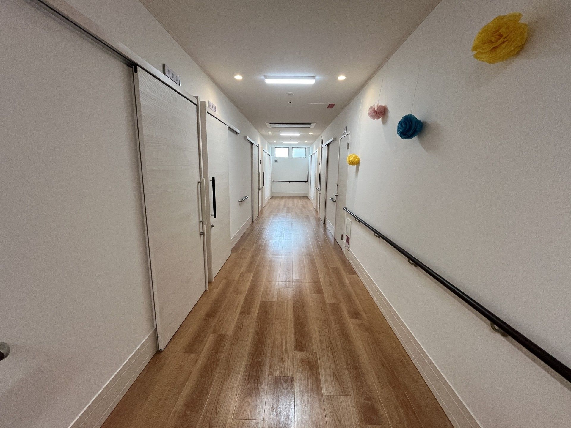 明るく清潔な廊下