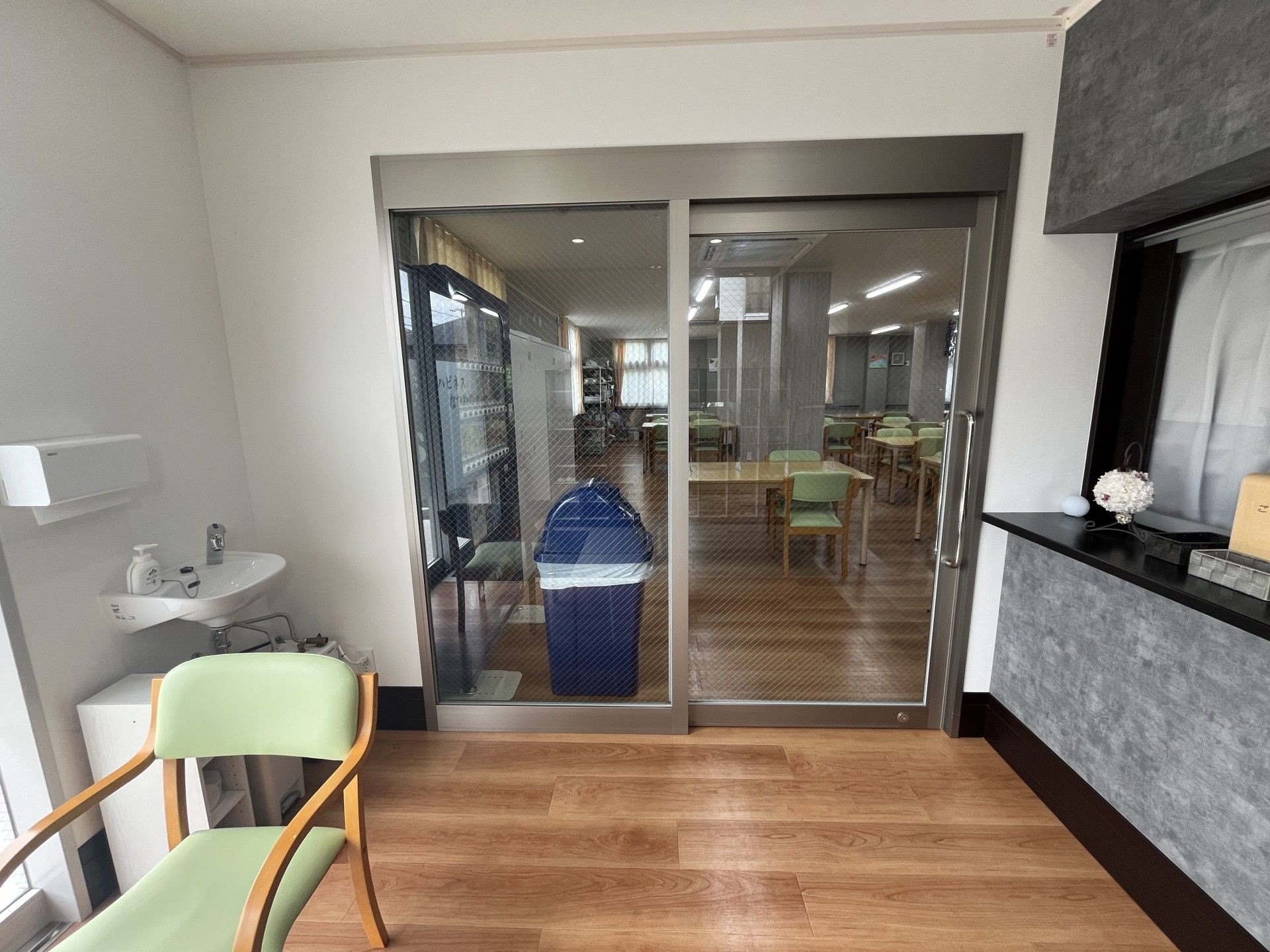 明るい共有スペースの入口