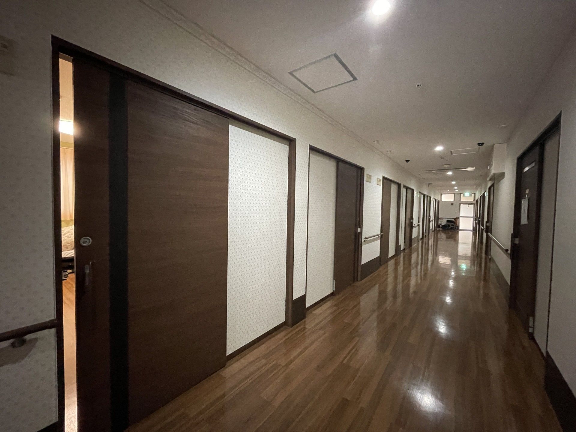 ゆったりした施設の廊下