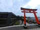 和風の門を持つ施設外観