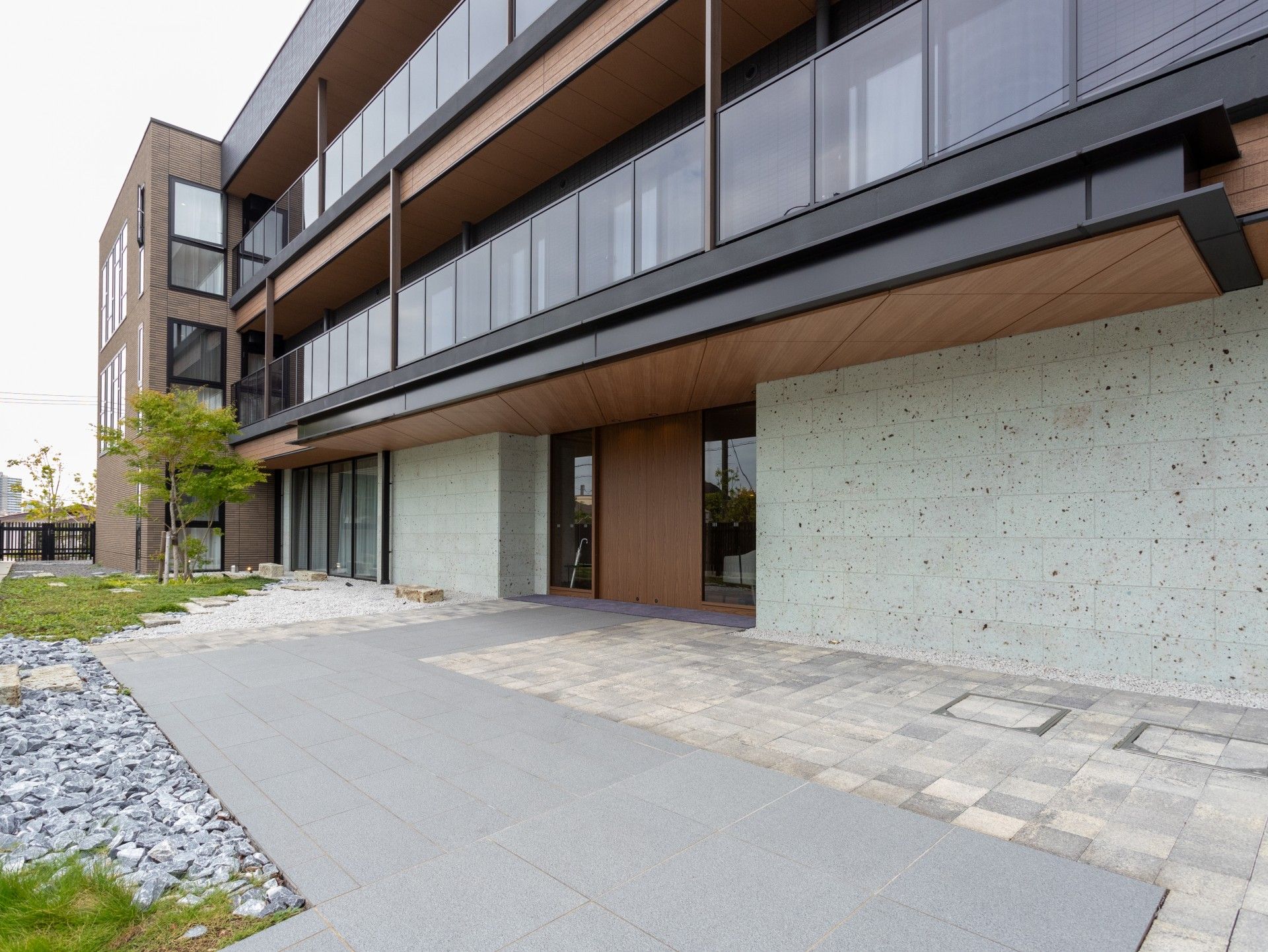モダンな建物のエントランス