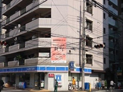 1階がコンビニエンスストアになっているマンションのような雰囲気の建物