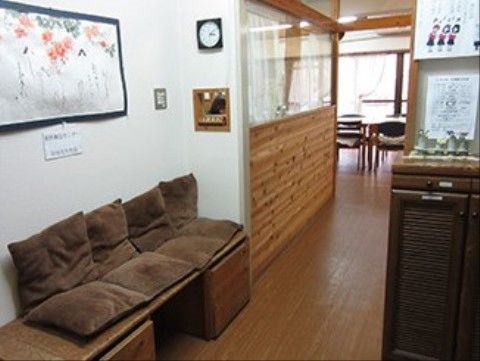 さまざまな作品を壁や棚にディスプレイしており、座って鑑賞していただける。家庭的で心地よい空間となっている。